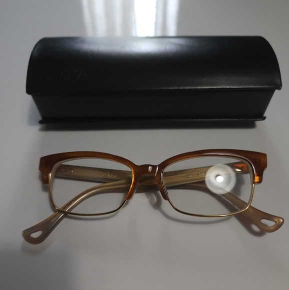 Dita Rire - Picture 1 of 2